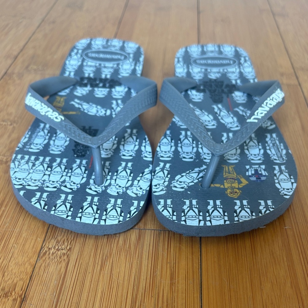 Havaianas Star Wars Stormtrooper Flip Flops - Gray, White & Gold - Picture 3 of 11
